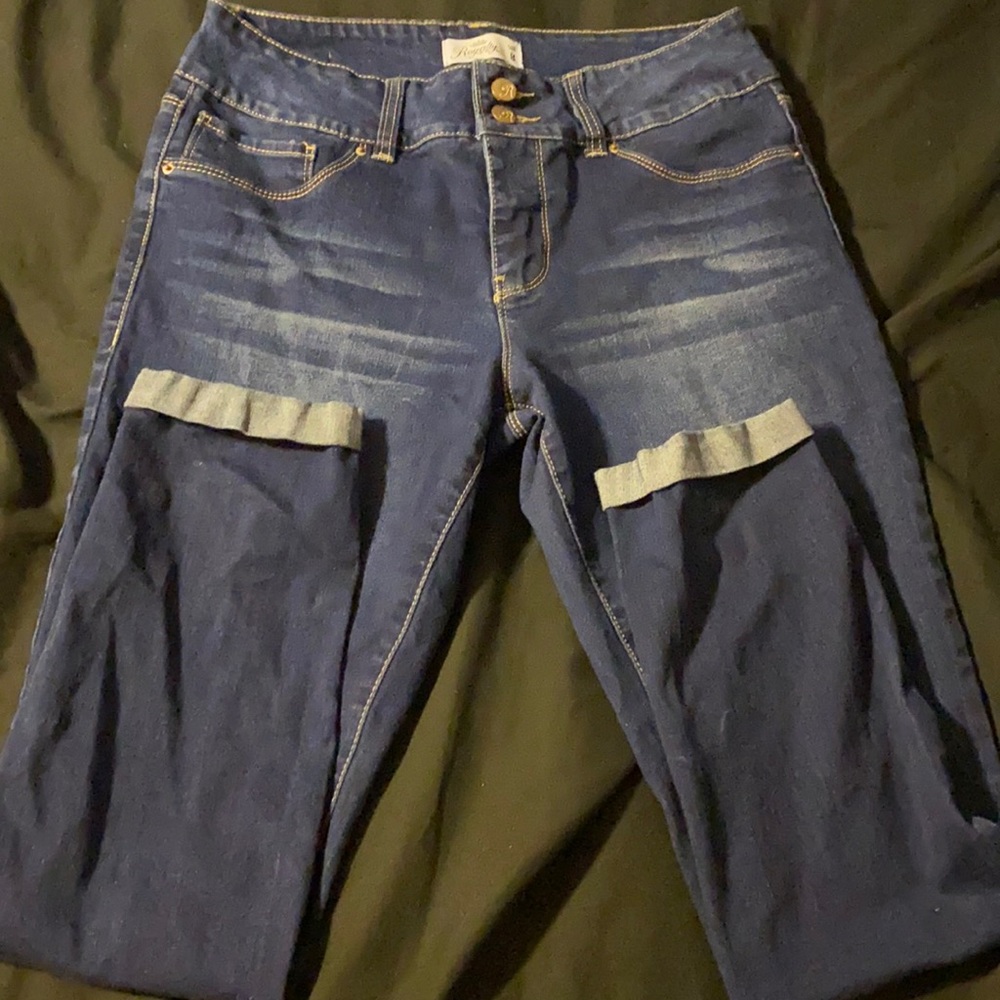 Mid-high waisted skinny blue jeans